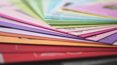 Plusieurs pochette de document en arc-en-ciel de couleur.